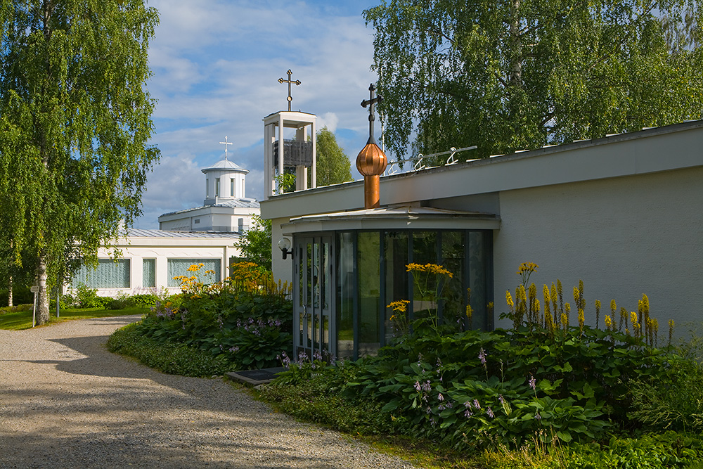 Lintulan luostari
Avainsanat: Lintulan luostari kesä piha 