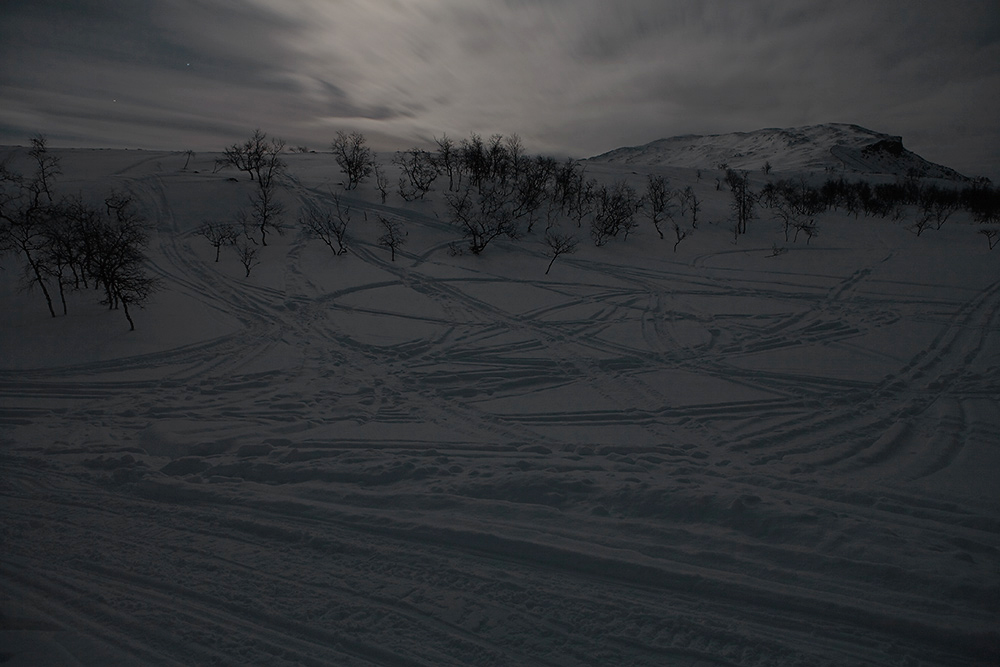 Norjalaista kelkkailua
Avainsanat: Kilpisjärvi talvi kuutamo jälki moottorikrlkka perinnemaisema Saana