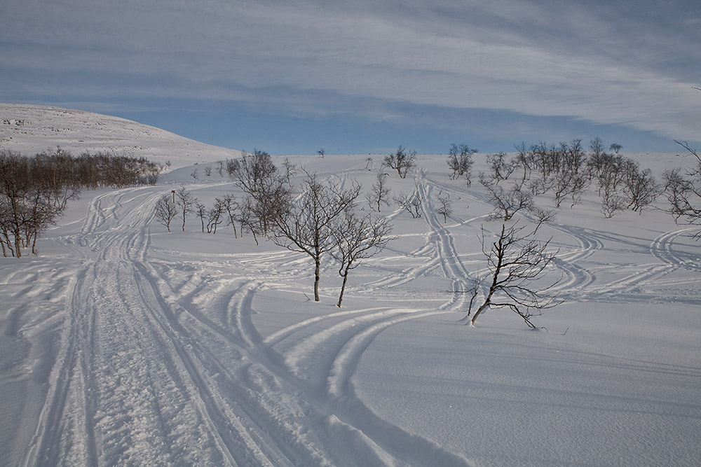 Norjalaista kelkkailua
Avainsanat: Kilpisjärvi jälki moottorikelkka perinnemaisema