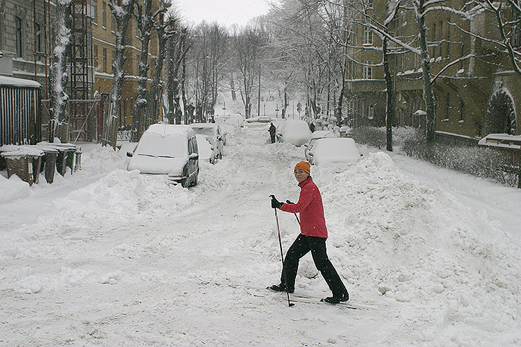 Helsingin keskustasta
Keywords: Helsinki hiihtäjä katu talvi lumi