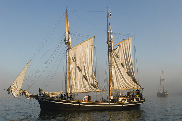 Purjelaivat
Avainsanat: purjelaiva usva sumu valo